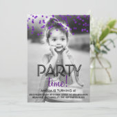 パープル紙吹雪フォトバースデーパーティー招待状 招待状 (スタンド正面)