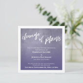 パープル結婚延期のプラン変更カード 招待状 (スタンド正面)