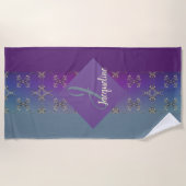 パープル華美ティール（緑がかった色）モノグラム ビーチタオル (正面)