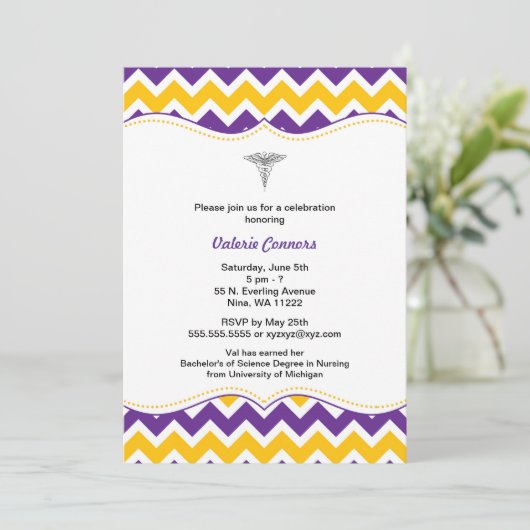パープル金ゴールドシェブロンナース卒業招待状RN BSN 招待状 (スタンド正面)