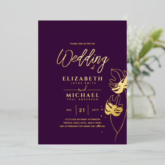 パープル金ゴールド熱帯の葉の宛先の結婚式 箔招待状 (立ち正面)