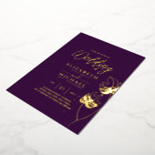 パープル金ゴールド熱帯の葉の宛先の結婚式 箔招待状 (回転した状態)