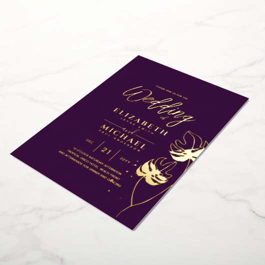 パープル金ゴールド熱帯の葉の宛先の結婚式 箔招待状 (回転した状態)