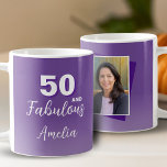 パープル50と素晴らしい50番目の誕生日写真 コーヒーマグカップ<br><div class="desc">パープル50と素晴らしい50th誕生日パーティーの写真マグカップ。写真、名前、年齢番号を使用してマグカップをパーソナライズする。女の素晴らし誕生日パーティーだ。</div>