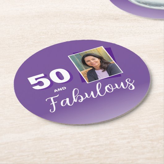 パープル50と素晴らしい50番目の誕生日写真 ラウンドペーパーコースター (アングル)