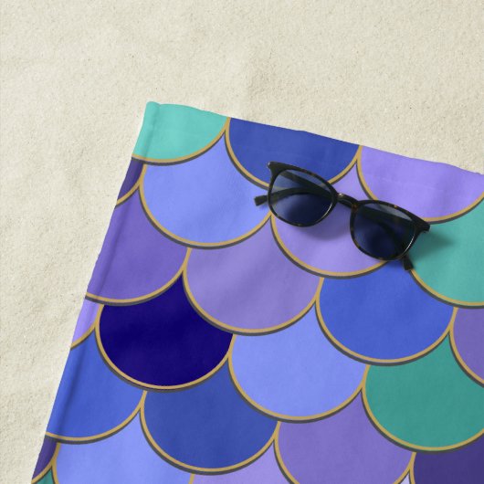 パープル&アクアティール(緑がかった色)マーメイドはかりで測名+モノグラム ビーチタオル (インサイチュ)