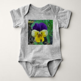 パープル＆イエローのパンジー ベビーボディスーツ