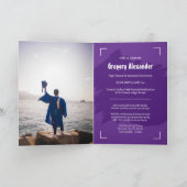 パープル エッジー アブストラクト ブラシストローク フォト 卒業 招待状 (内部)