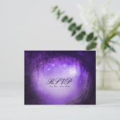 パープル エンチャンテッド フォレスト ファンタジー ウェディング RSVP カード (スタンド正面)