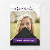 パープル グラデュエート スクリプト モダン フォト 三つ折り招待状 (カバー)