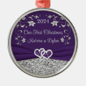 パープル、グレイ ラブハーツ ウェディング ファーストクリスマス メタルオーナメント (正面)