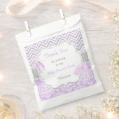 パープル&グレーシェブロンバレリーナベビーシャワー フェイバーバッグ (クリップ留めされた状態)