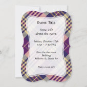 パープル、ゴールド、ブルーのタータン 招待状 (裏面)
