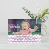 パープル・シェブロンの女の子のお誕生日、3歳の誕生日 招待状 (スタンド正面)