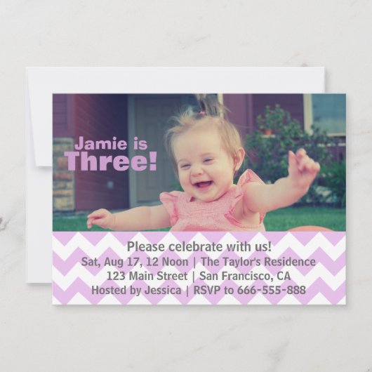 パープル・シェブロンの女の子のお誕生日、3歳の誕生日 招待状 (正面)