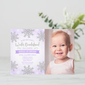 パープル シルバー ウィンター ワンダーランド 1歳誕生日写真 招待状 (スタンド正面)