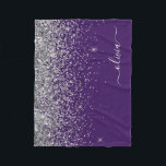 パープル シルバー グリッター ガーリー モノグラム ネーム フリースブランケット<br><div class="desc">シルバーとパープルの偽の輝きグリッター モノグラム ネームとイニシャル フリース ブランケット。 これは、豪華でおしゃれなスタイルが好きな人への、16歳の誕生日、結婚式、結婚前のお披露目、結婚記念日、ベビーシャワー、または独身パーティーのプレゼントに最適です。</div>