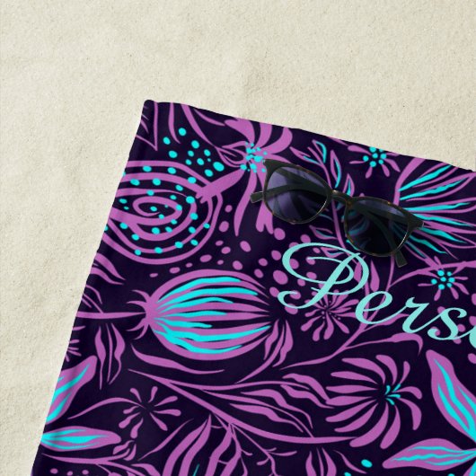 パープル&ティール(緑がかった色)トロピカルフラワーサマーパーソナライズ ビーチタオル (インサイチュ)