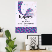 パープル&ティール(緑がかった色)マーメイド誕生日ウェルカムサイン ポスター (ホームオフィス)