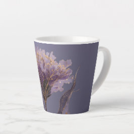 パープル・ピオニー（ボタン）の花にインスパイアされたフラワーモチーフとゴールドのアクセント カフェラテマグ