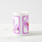 パープル/ピンクオーキッドクローズアップ花の写真 ボーンチャイナマグカップ (正面)