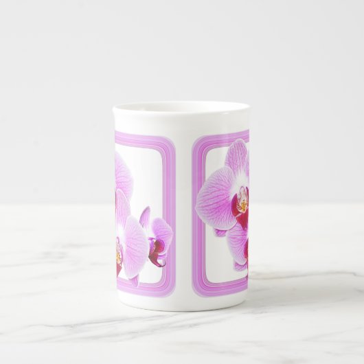 パープル/ピンクオーキッドクローズアップ花の写真 ボーンチャイナマグカップ (正面)