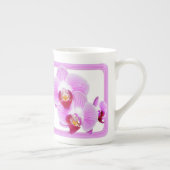 パープル/ピンクオーキッドクローズアップ花の写真 ボーンチャイナマグカップ (右)