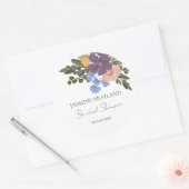 パープル フローラルとグリーン ブーケ ブライダル シャワー ラウンドシール (封筒)
