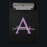 パープル ブラック スクリプト ガーリー モノグラム ネーム ミニクリップボード<br><div class="desc">ブラックとパープルのネーム プランニング クリップボード。豪華で洗練されたスタイルを愛する人への、甘い16歳の誕生日、結婚式、結婚前のお祝い、結婚記念日、ベビーシャワー、または独身パーティーのプレゼントに最適です。</div>