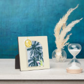 パームが黄色にライトアップされたパーティー空間でのカクテルタイム  フォトプラーク (インサイチュ)