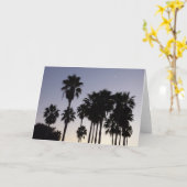 パームと夕暮れトロピカルシーン カード (黄色い花)