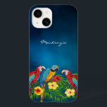 パームの葉の名前 Case-Mate iPhone 14ケース<br><div class="desc">熱帯の鳥、青、黄色、赤のオウムは緑のヤシの木に座っ葉ている。飾熱帯の花を持つ背景に濃い青い空。青い色が不均一だ。名前のテンプレート、ホワイトハンドレタースタイルスクリプト。</div>