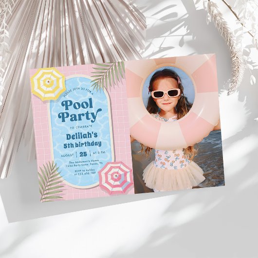 パームスプリングスの夏のプールパーティー ピンクの誕生日写真 招待状