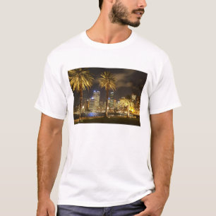 パームツリーとCBD at Night、シドニー、ニューサウス Tシャツ