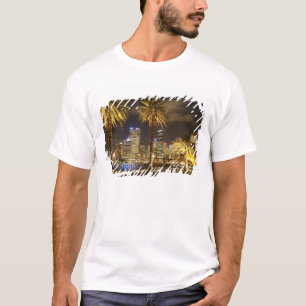 パームツリーとCBD at Night、シドニー、ニューサウス Tシャツ