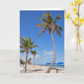 パームツリーオンビーチグリーティング カード (黄色い花)