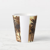 パームツリーズ·ドラマ カフェラテマグ (正面)