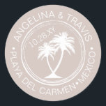 パームツリーパスポートスタンプビーチ結婚式日 ラウンドシール<br><div class="desc">ビーチ先カスタムの結婚式で封筒を封じたりパッケージを受けたりするための白とタンのテーマの背景にシンプルは、名前と日付が丸で囲まれたカスタムのヤシの木とステッカーにトロピカルなのパスポートスタンプのデザインを示す素晴らし。すべてのデザイン要素の色は、あなたのテーマに合わせて変更することができ結婚、これはおもしろいとビーチビーブを作成する結婚のロゴを持つおもしろいラベルを作る。</div>