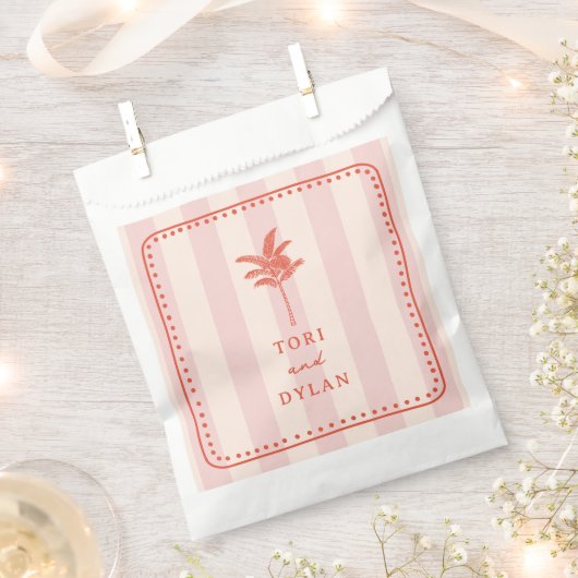 パームツリーピンクトロストライプのピカルビーチ結婚式 フェイバーバッグ (クリップ留めされた状態)