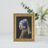 パールイヤリングを持つ女の子 – セルフショット ポストカード (スタンド正面)