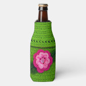 パールボタン付きピンクの花ライトグリーンクロシェ ボトルクーラー (ボトル正面)