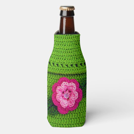 パールボタン付きピンクの花ライトグリーンクロシェ ボトルクーラー (ボトル正面)