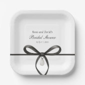 パール付きブラックリボン オールドマネースタイルのウェディングシャワー ペーパープレート (正面)