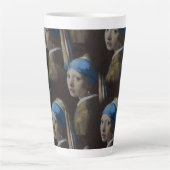 パール・イヤリングの女の子、クロシェ・レプリカ・パターン カフェラテマグ (正面)