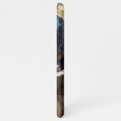 パール・イヤリング吹のピンクのバブルガムを持つ女の子 iPhoneケース (左側)