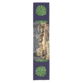 ヒイラギのリースが付いている穏やかで非常に熱いビュッシュ・ド・ノエル ショートテーブルランナー