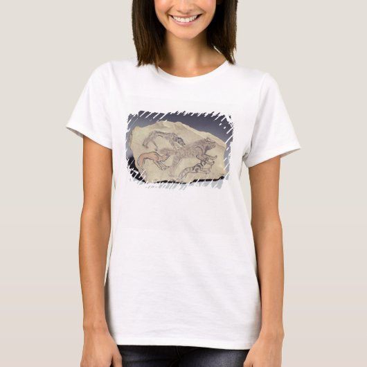ヒエナ(石灰岩)を追いかける犬を描いたオストラコン Tシャツ (正面)