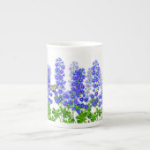 ヒエンソウのLarkspurの蝶庭のマグ ボーンチャイナマグカップ (正面)