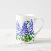 ヒエンソウのLarkspurの蝶庭のマグ ボーンチャイナマグカップ (右)