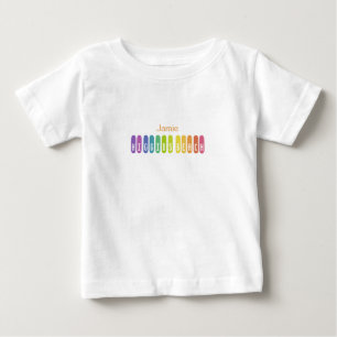 ヒギンズビーチレインボータイポグラフィ ベビーTシャツ